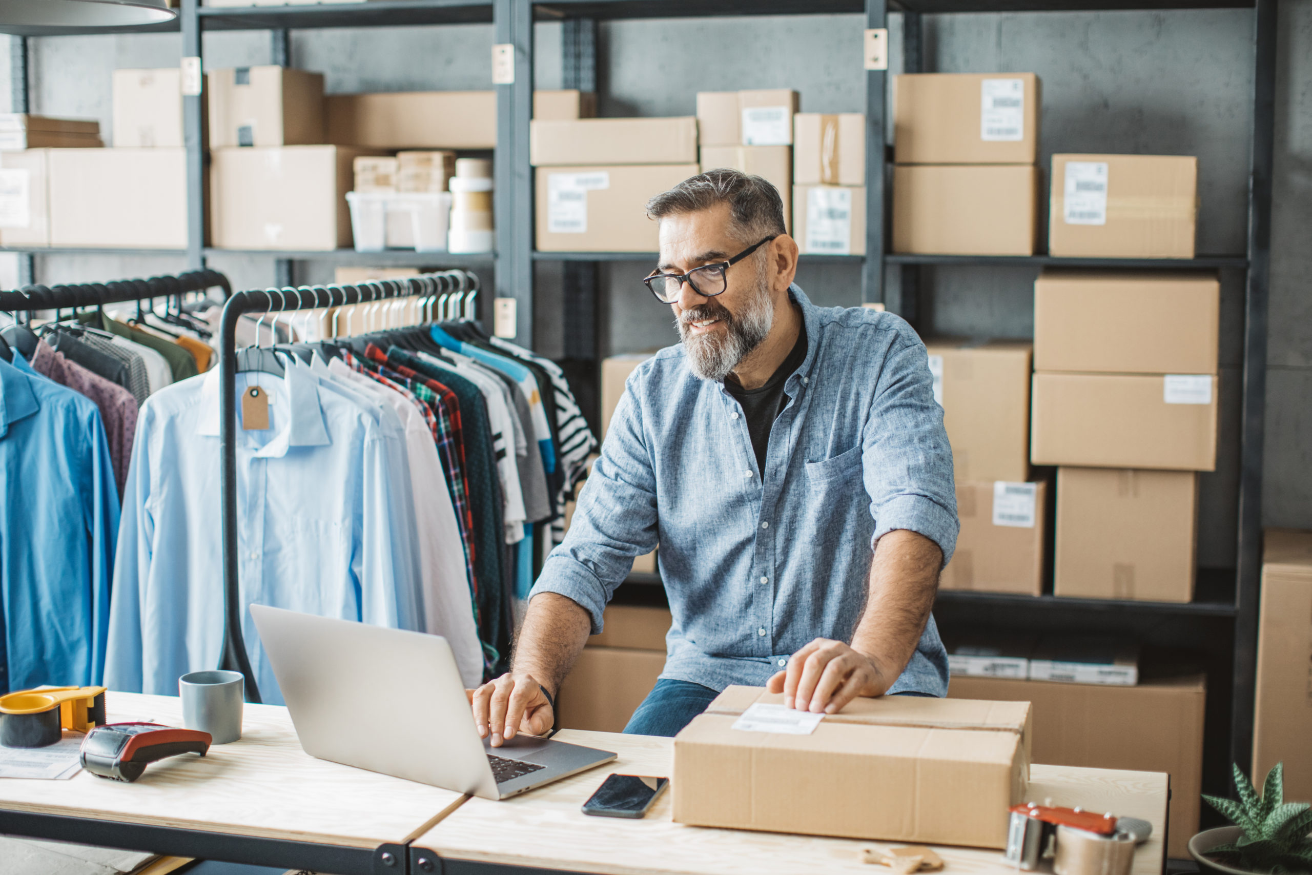 funcionário adicionando produtos no e-commerce unificando tecnologia e varejo
