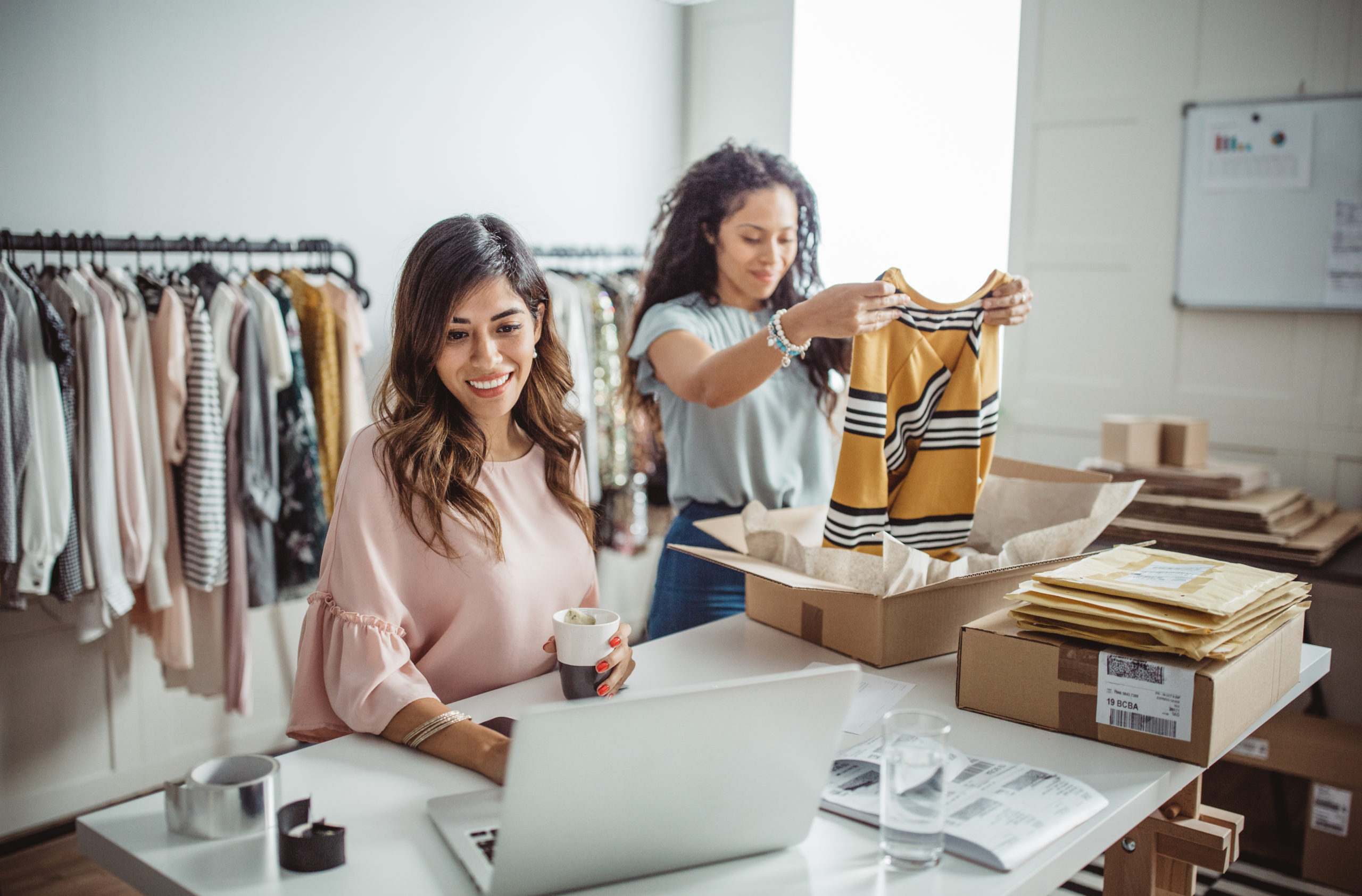 Mujeres usando la tecnología para impulsar su marca propia de moda sostenible.