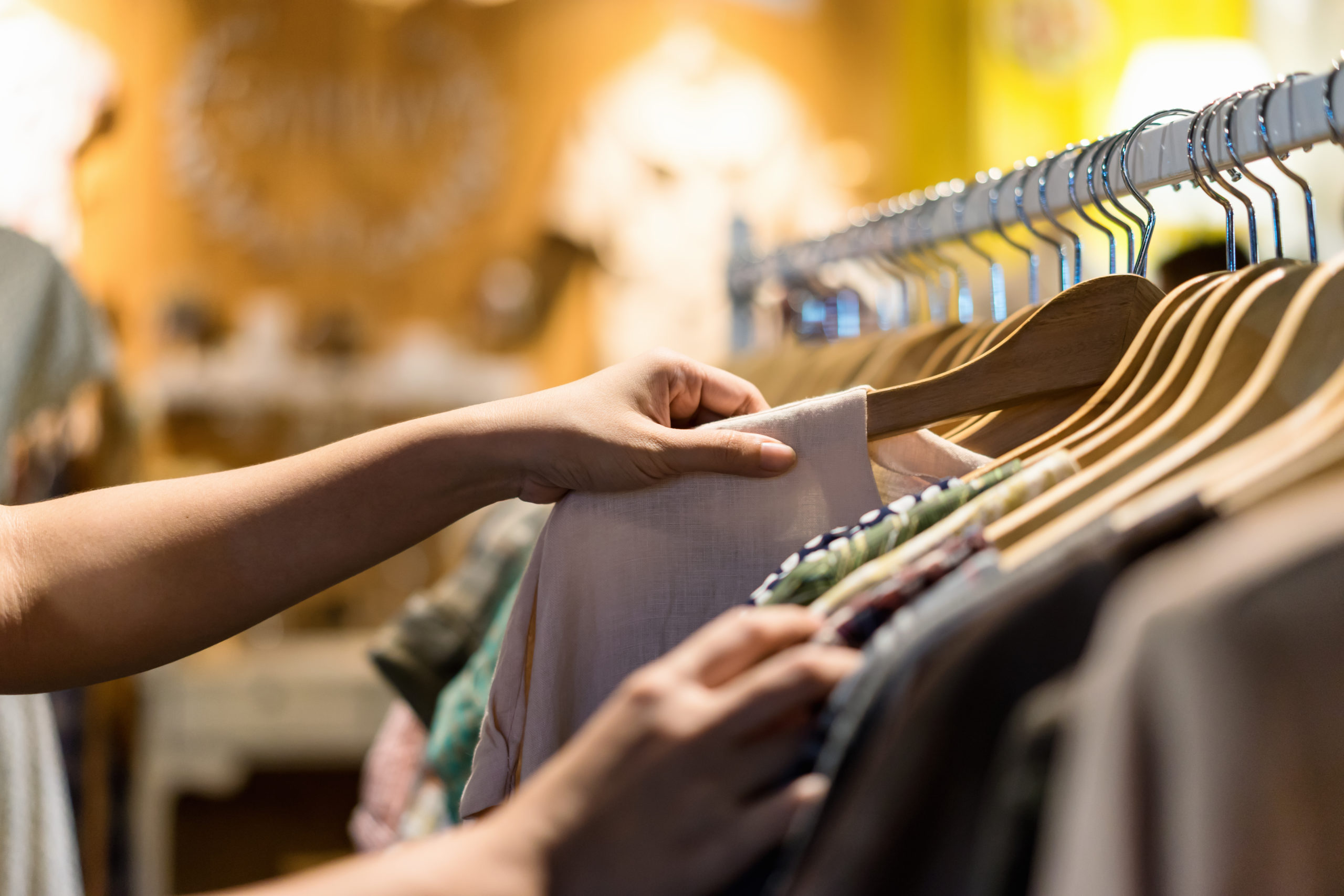 Mano sosteniendo piezas de marca privada de una empresa de moda sostenible.