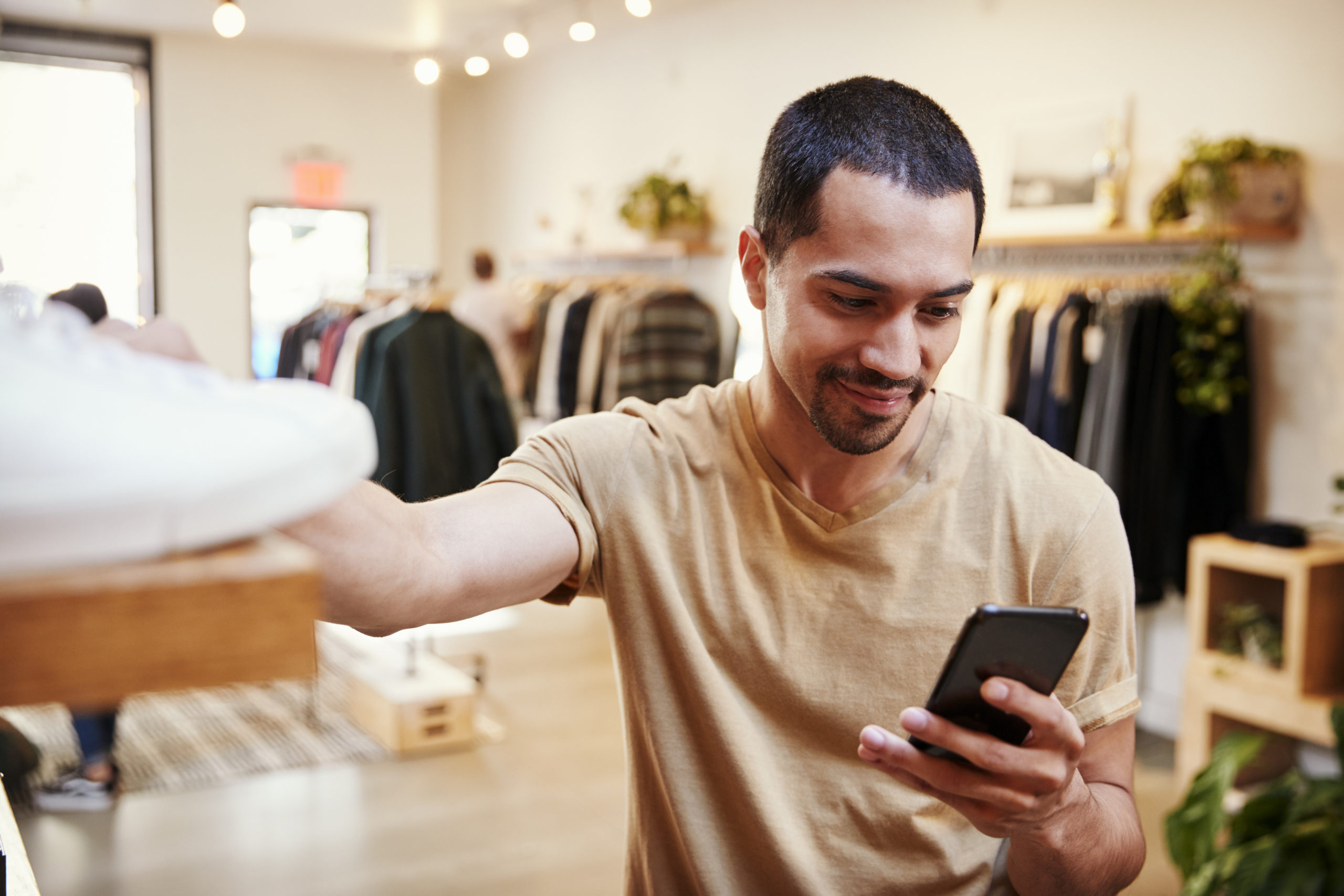 Hombre comprando en línea gracias a la transformación digital en la moda