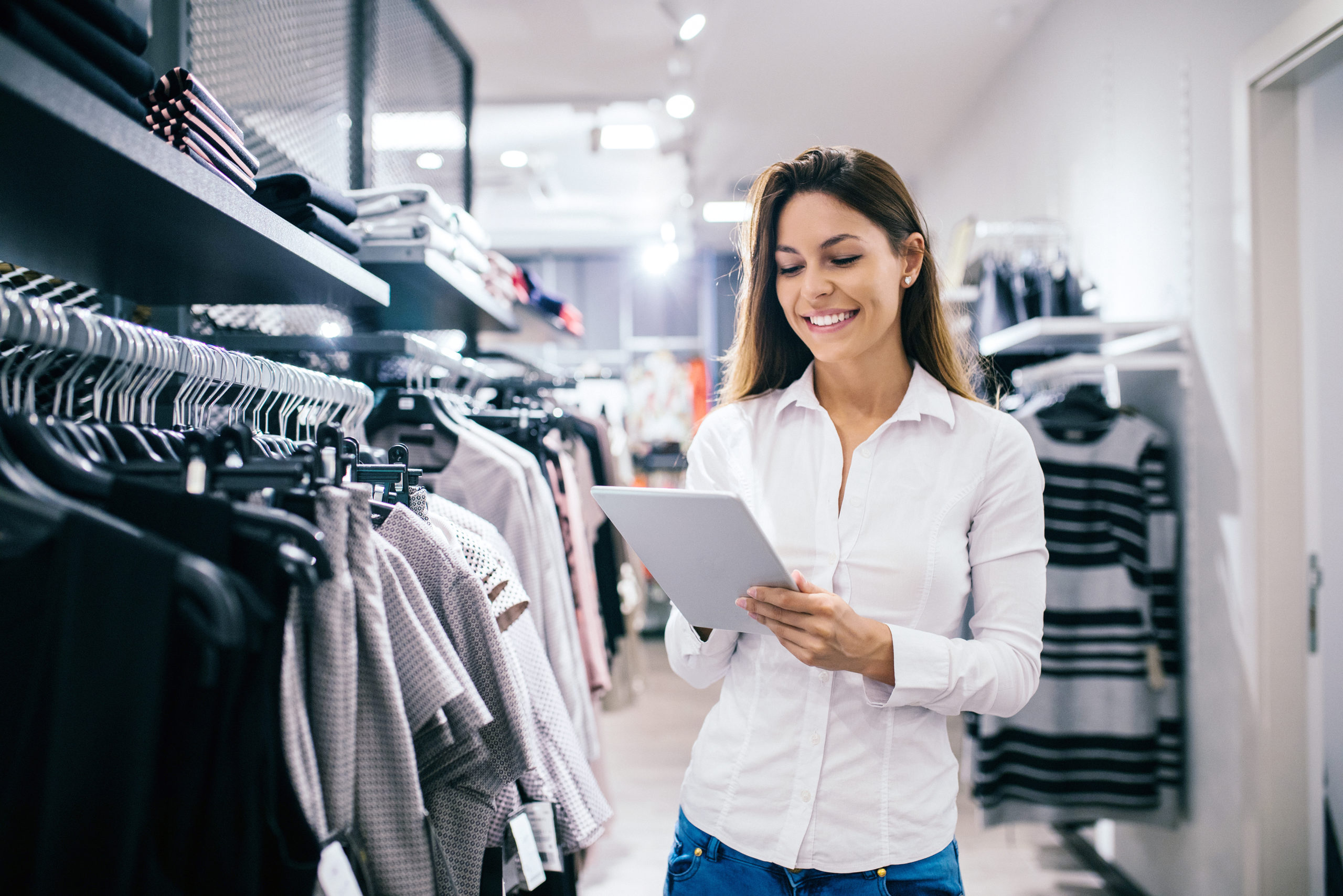 Mujer haciendo inventario con un un software de transformación digital para moda